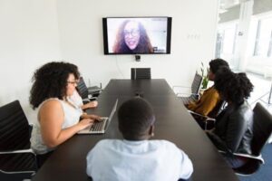 Foreign remote workers in a virtual meeting with the hiring organization - Discover the easy guide to hiring remote workers in foreign countries.